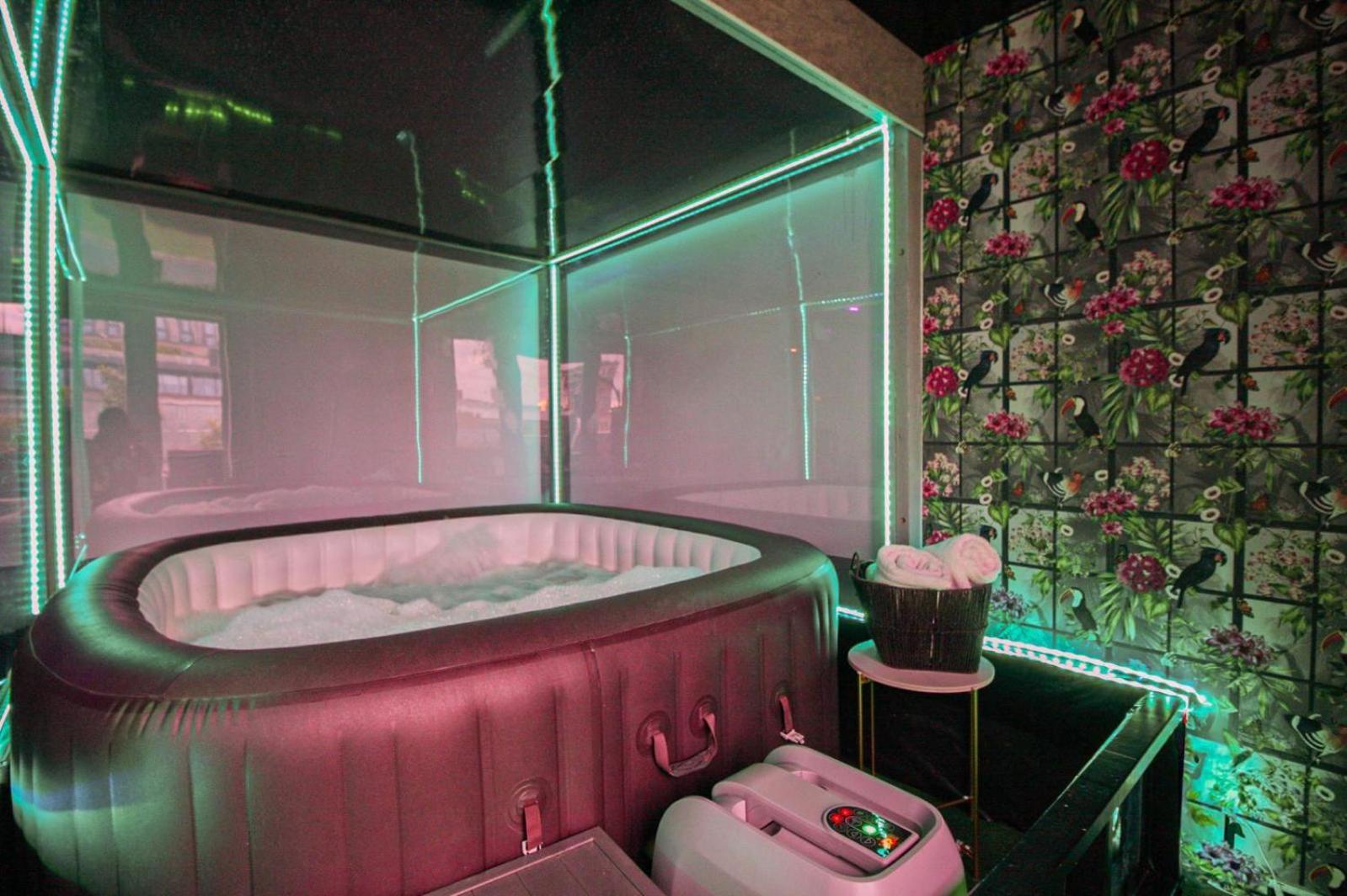 Unique Penthouse With Jacuzzi & Garden Apartment *